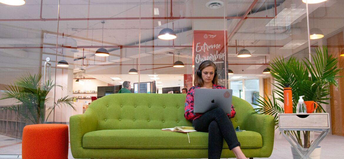 Startups - sala de espera - sillón verde